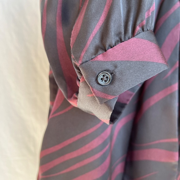 Simons Contemporaine (S) tie-neck short sleeve top in black & burgundy, EUC. - Picture 4 of 13